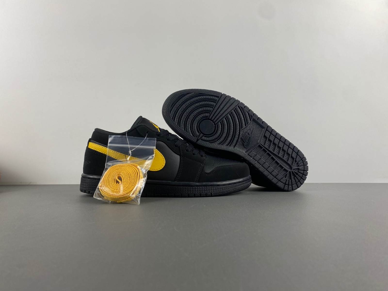 air jordan 1 low ''black university gold'' 553558-071