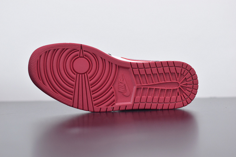 air jordan 1 mid resembles the “bred toe” 554724-066