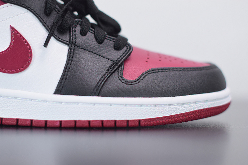 air jordan 1 mid resembles the “bred toe” 554724-066