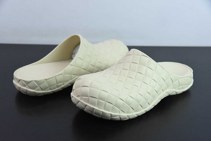 Bo*te*ga ve*ne*ta slide