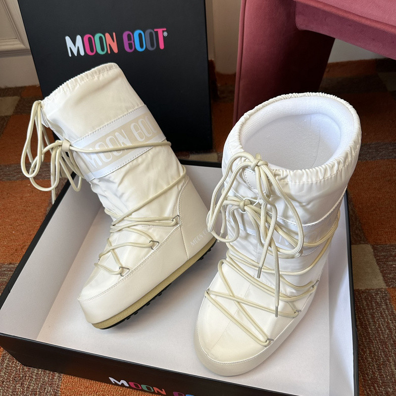 mOON bOOT