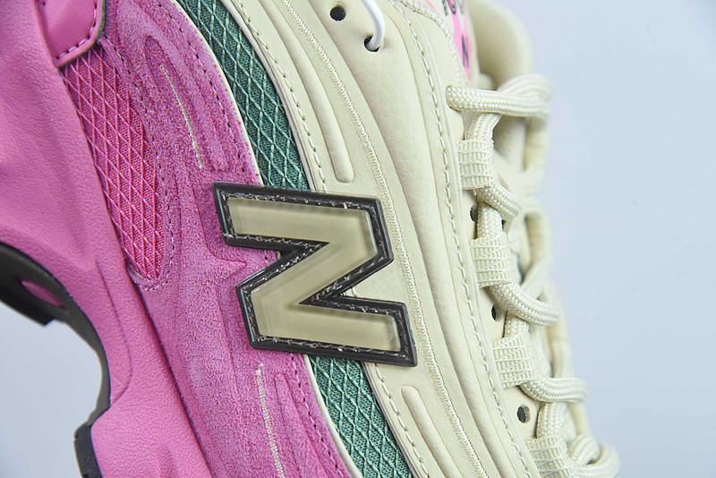 NEW BALANCE SNEAKER