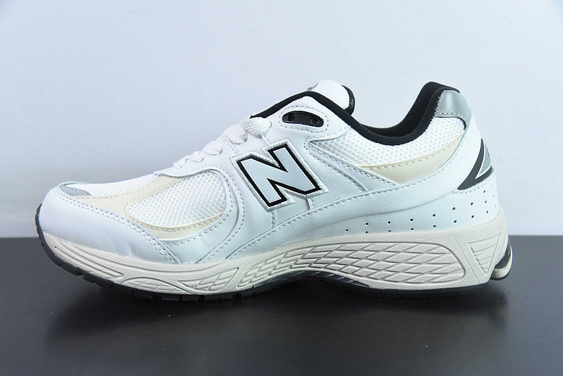 NEW BALANCE SNEAKER