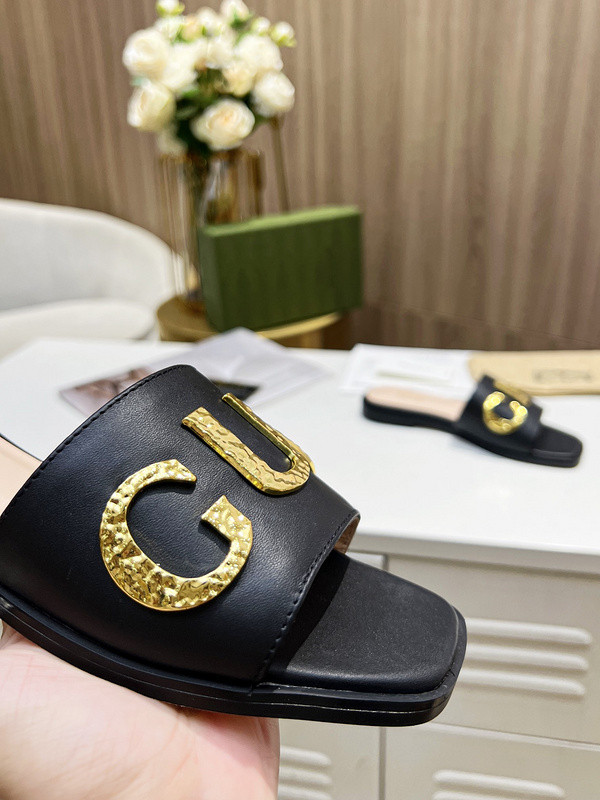 g*u*i sandals