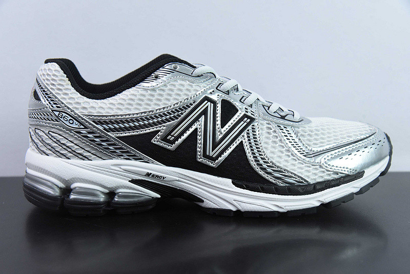 NEW BALANCE SNEAKER