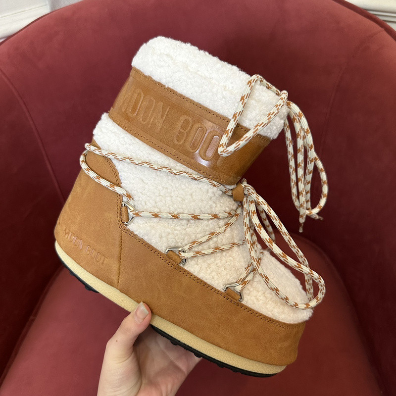 mOON bOOT