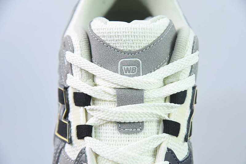 NEW BALANCE SNEAKER